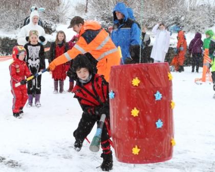 Öskudagurinn 2012 Kattarslagur Norðurorku á Leikhúsflötinni