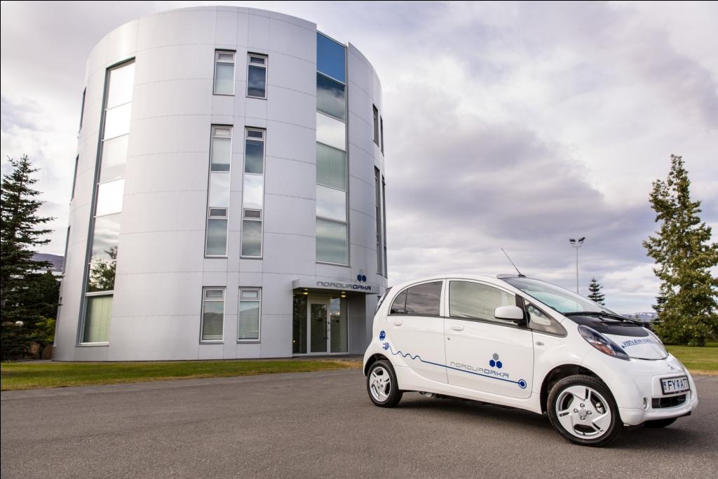 Rafmagnsbíll Norðurorku hf. Mitsubishi IMiEv - Mynd Auðunn