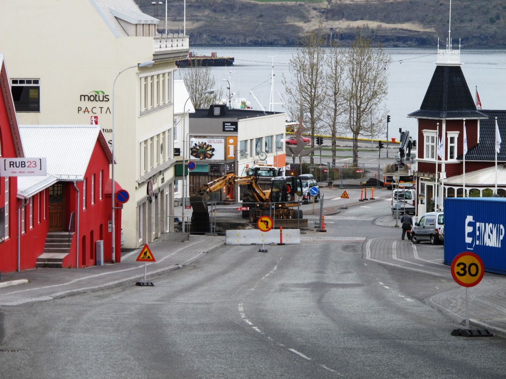 Framkvæmdir við að taka burtu brunna í Kaupvangsstræti og tengja með nýjum aðferðum