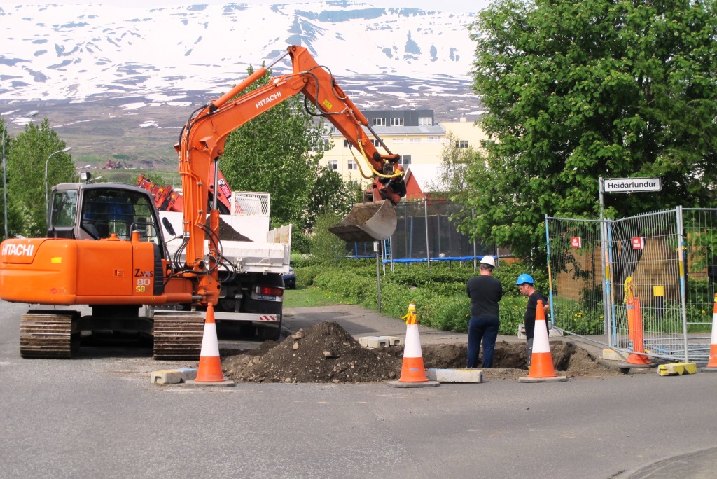 Framkvæmdir við að fjarlægja brunn í Skógarlundi júní 2013