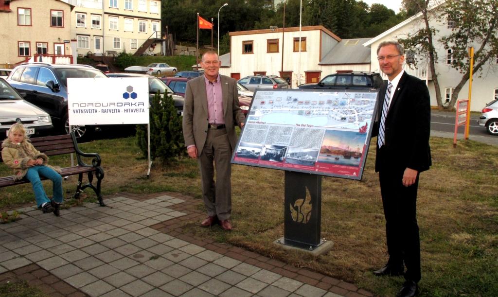 Helgi Jóhannesson forstjóri Norðurorku og Eiríkur Björn Björgvinsson bæjarstjóri við söguvörðuna á mótum Aðalstrætis og Hafnarstrætis