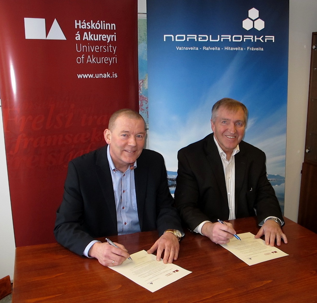 Frá undirritun samnings um stuðning við rannsóknarsjóð HA Stefán B Sigurðusson rektor og Helgi Jóhannesson forstjóri Norðurorku
