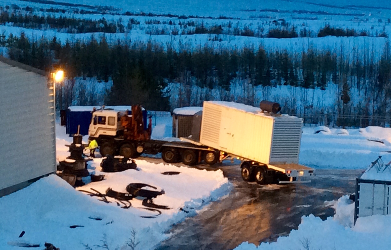 Farið með vararafstöð niður í miðbæ