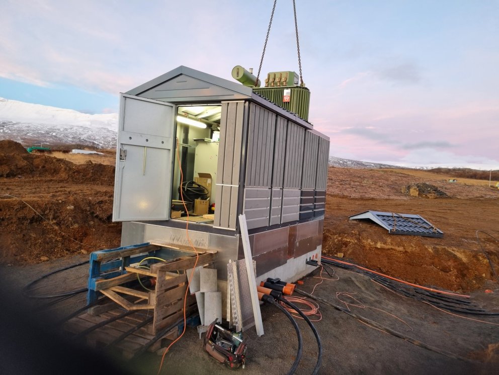 Verið að hífa spenni inn í nýja dreifistöð 108 (Mynd: Sigurður Hjaltason)