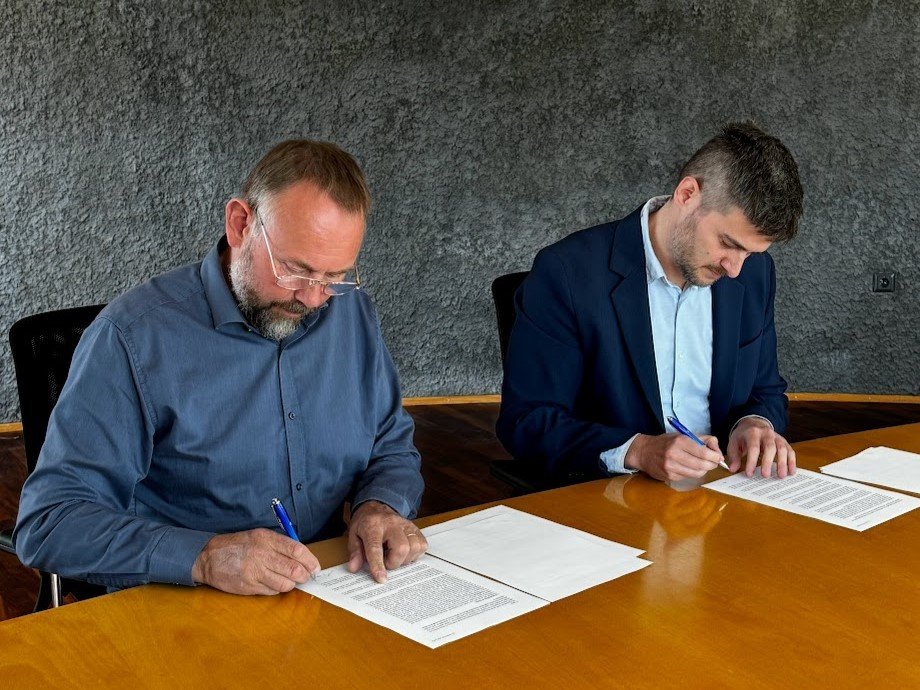 Eyþór Björnsson forstjóri Norðurorku hf. og Norbert Kardos rekstrarstjóri hjá TDK undirrita samningi…