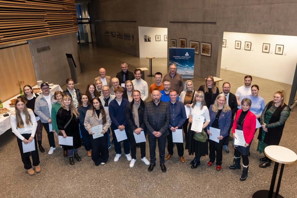 Styrkþegar eða fulltrúar þeirra að lokinni úthlutun ásamt Eyþóri Björnssyni forstjóra Norðurorku og …