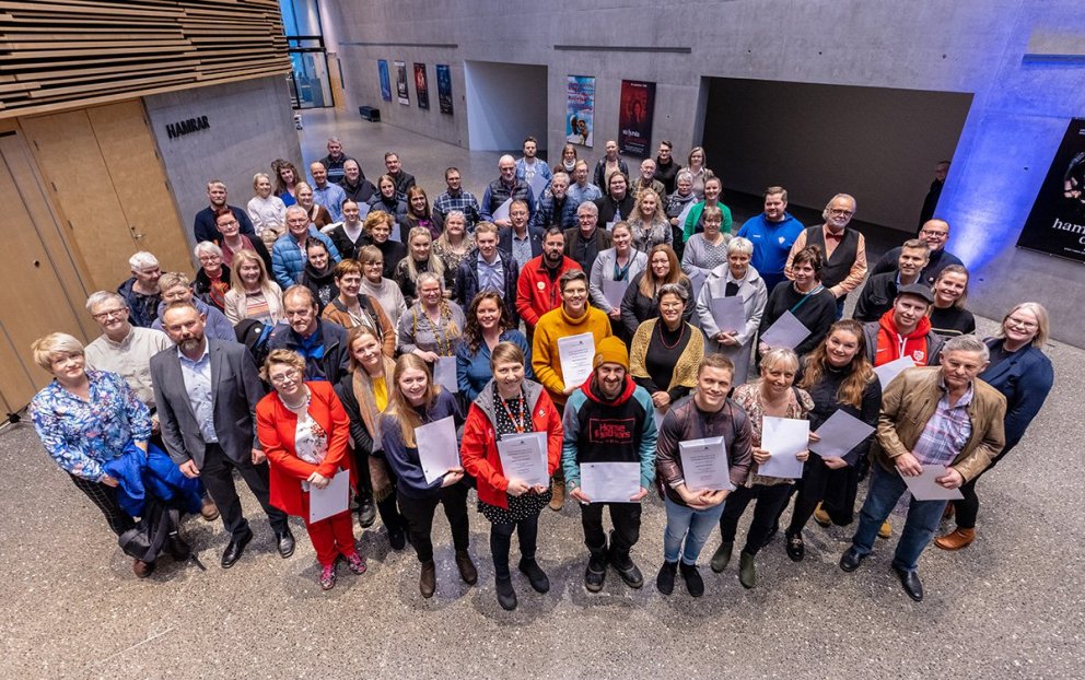 Styrkþegar eða fulltrúar þeirra að lokinni úthlutun ásamt Eyþóri Björnssyni forstjóra Norðurorku. (M…