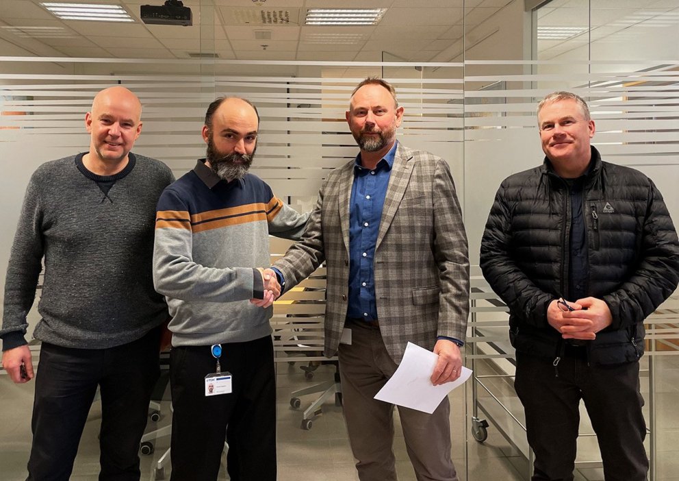 Á myndinni eru: Gunnar Gunnarsson, viðhaldsstjóri TDK, Florian Delpoux, rekstrarstjóri TDK, Eyþór Bj…