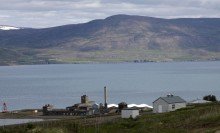 Hjalteyri - Dælustöð Norðurorku í forgrunn