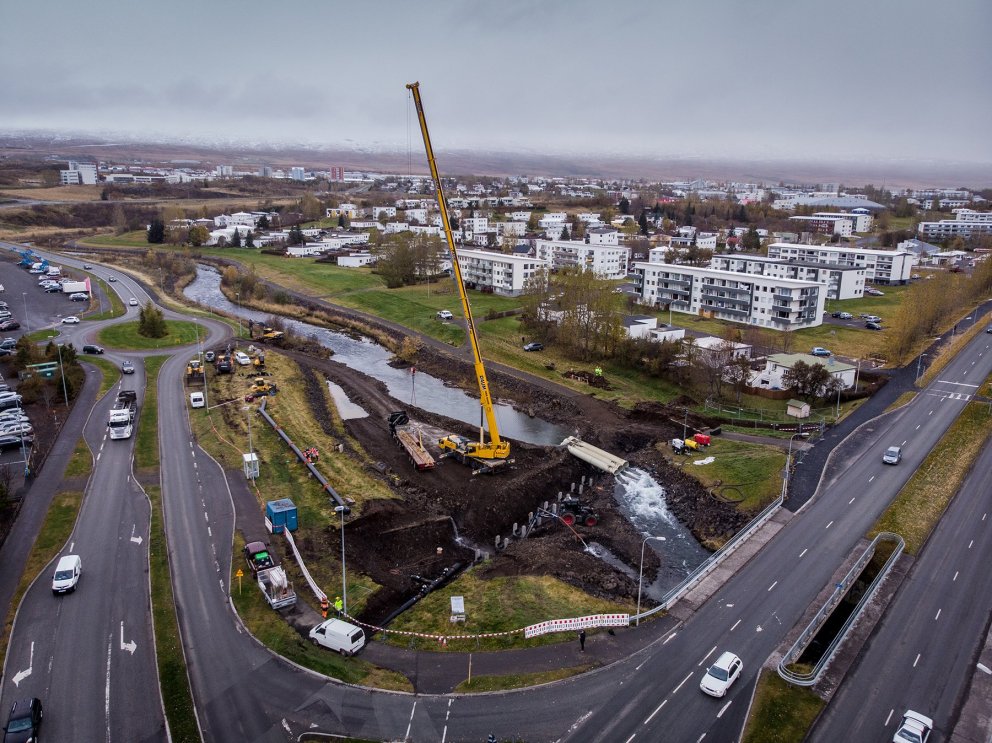 Lagning Hjalteyrarlagnar undir botn Glerár. Áin var stífluð og leidd í gegnum þrjú stór rör. Sökkum …