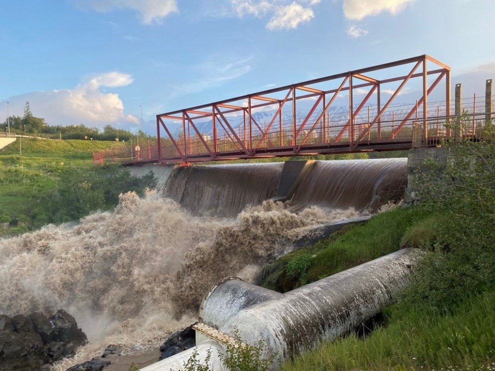 Göngubrú og yfirfall við Glerárvirkjun I að kvöldi 30. júní 2021. (Mynd: Ólafur Rúnar Ólafsson)