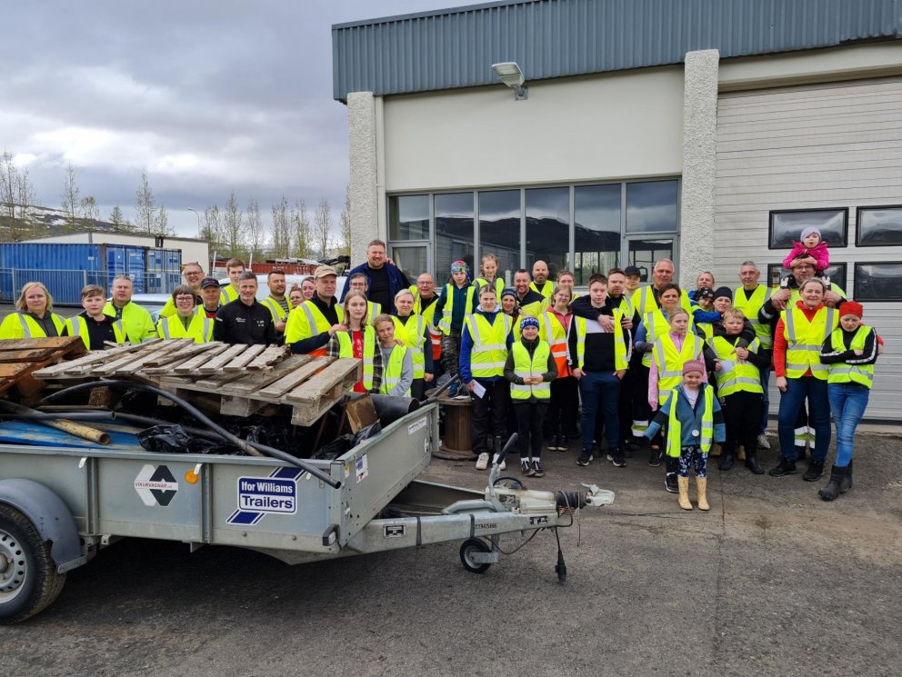 Flottur hópur sjálfboðaliða að loknu góðu verki.