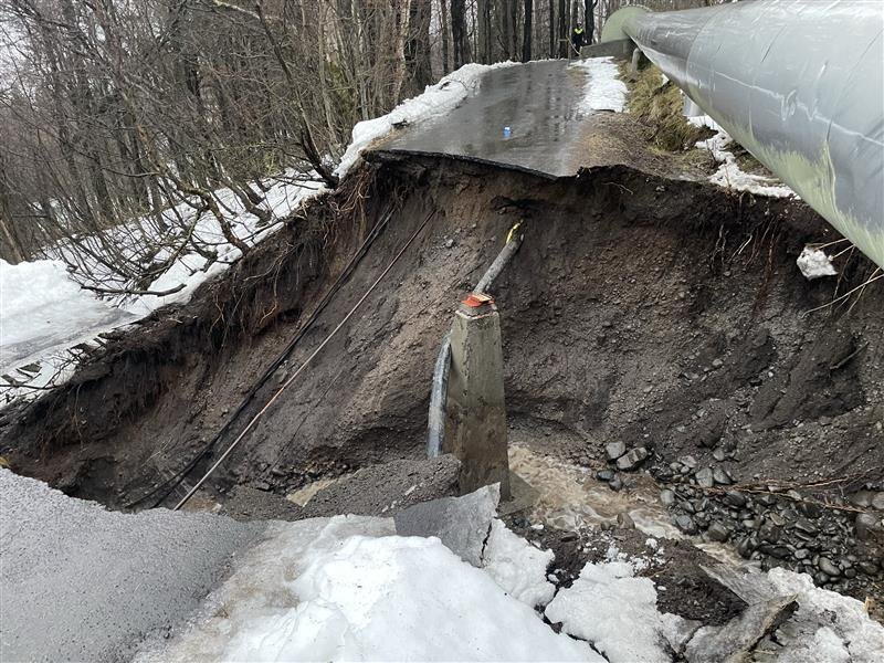 Hættur víða vegna veðurs