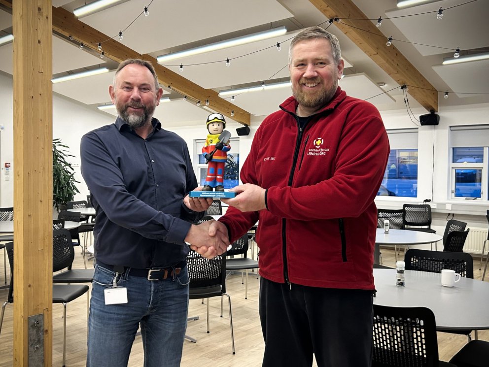 Einar Ingi Hermannsson, starfsmaður Norðurorku og björgunarsveitarmaður, afhendir Eyþóri Björnssyni,…