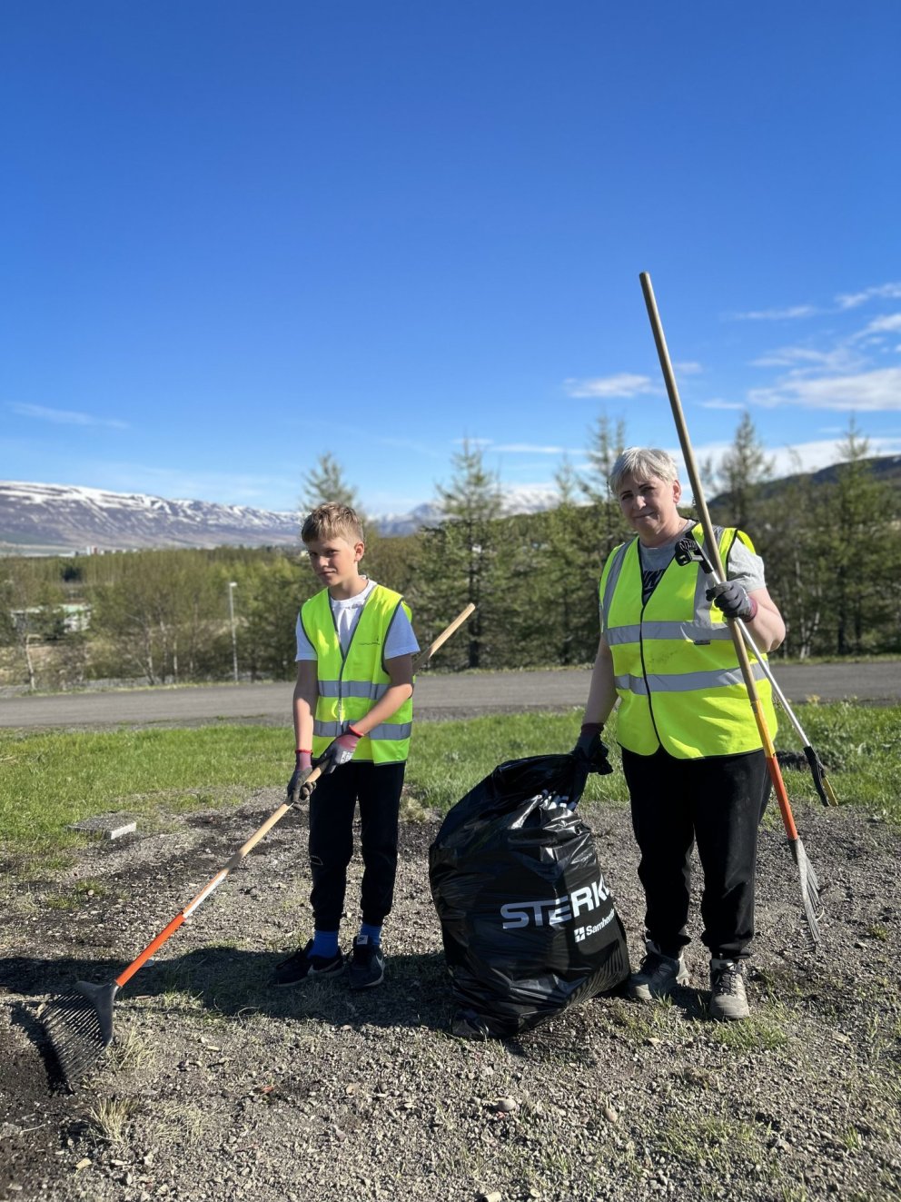 Farið um með plokktangir og hrífur.