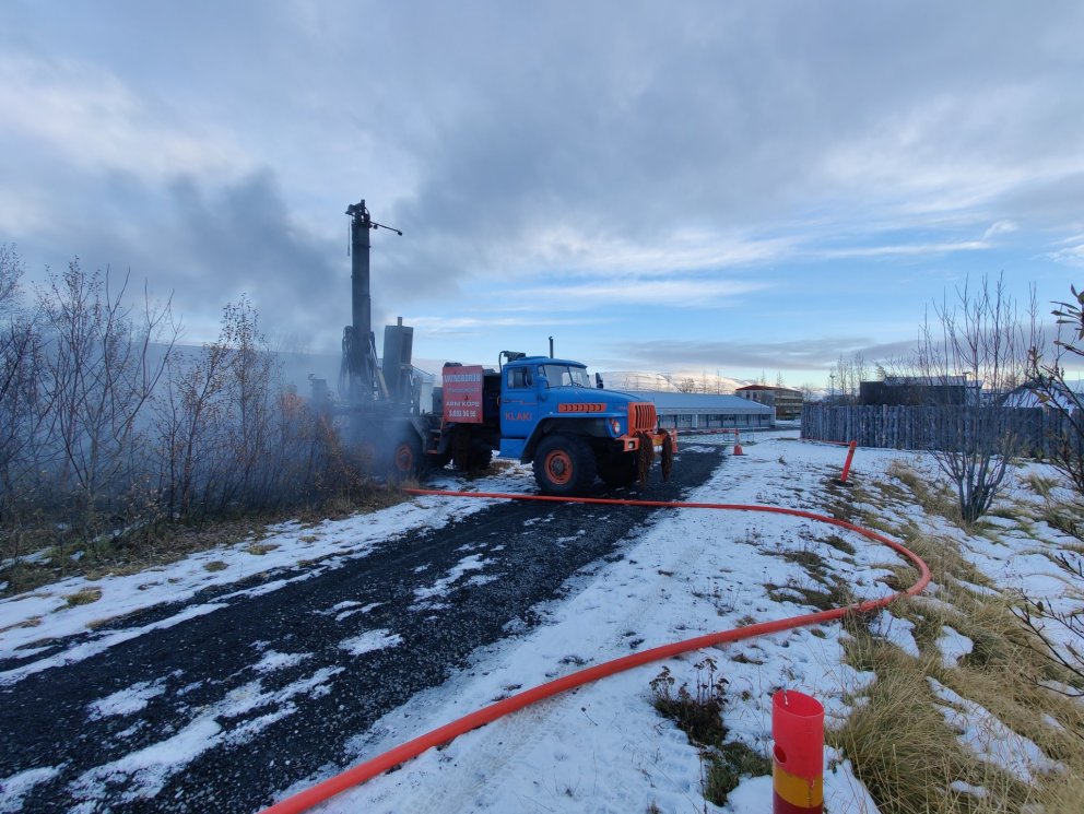 Borun hitastigulsholu við Síðuskóla á Akureyri. (Mynd: Hjalti Steinn Gunnarsson)