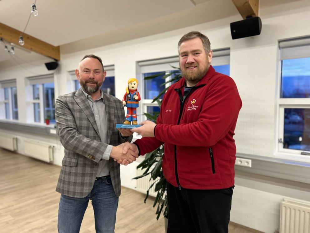 Hér má sjá Einar Inga Hermannsson, starfsmann Norðurorku og björgunarsveitarmann, afhenda Eyþóri Bjö…