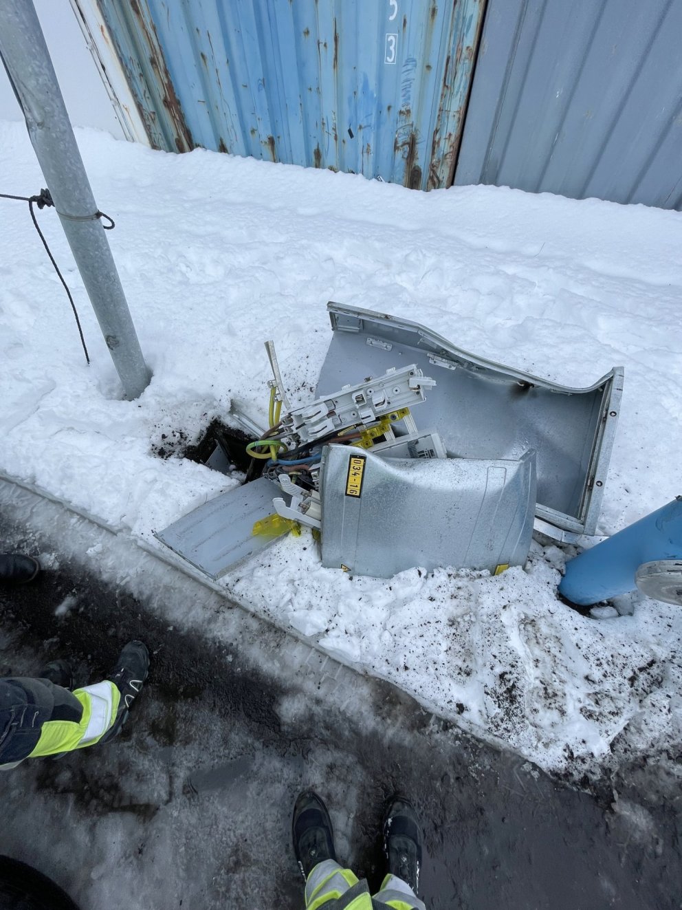 Götuskápur í Freyjunesi sem nú er búið að skipta út af augljósum ástæðum.