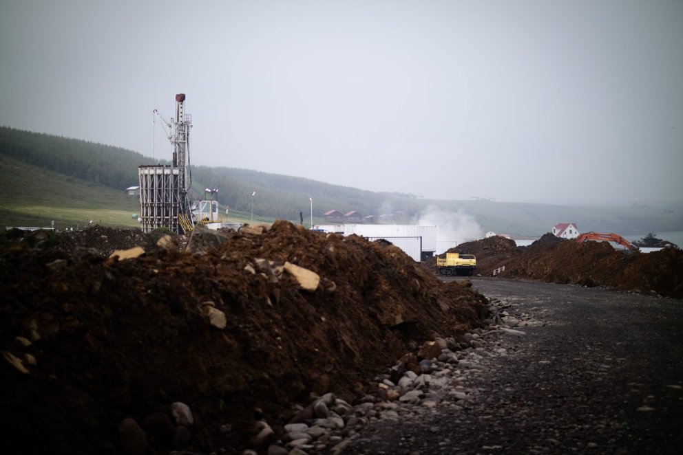 Ytri Hagi í júlímánuði. Blágrá gosmóða lá yfir svæðinu.