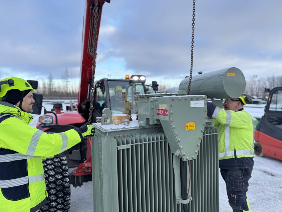 Starfsfólk Norðurorku að undirbúa spenni fyrir flutning (Mynd: Norðurorka)
