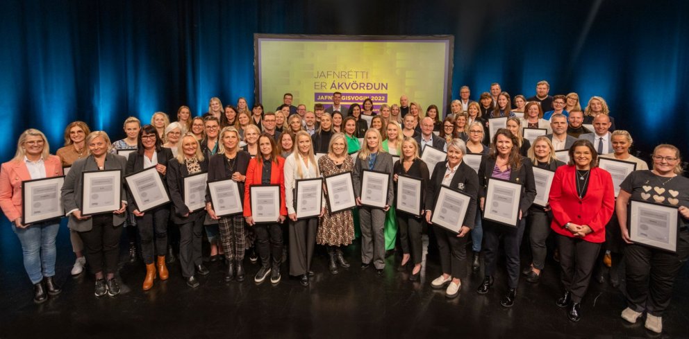 Mynd frá afhendingunni í gær. Mynd: Silla Páls.