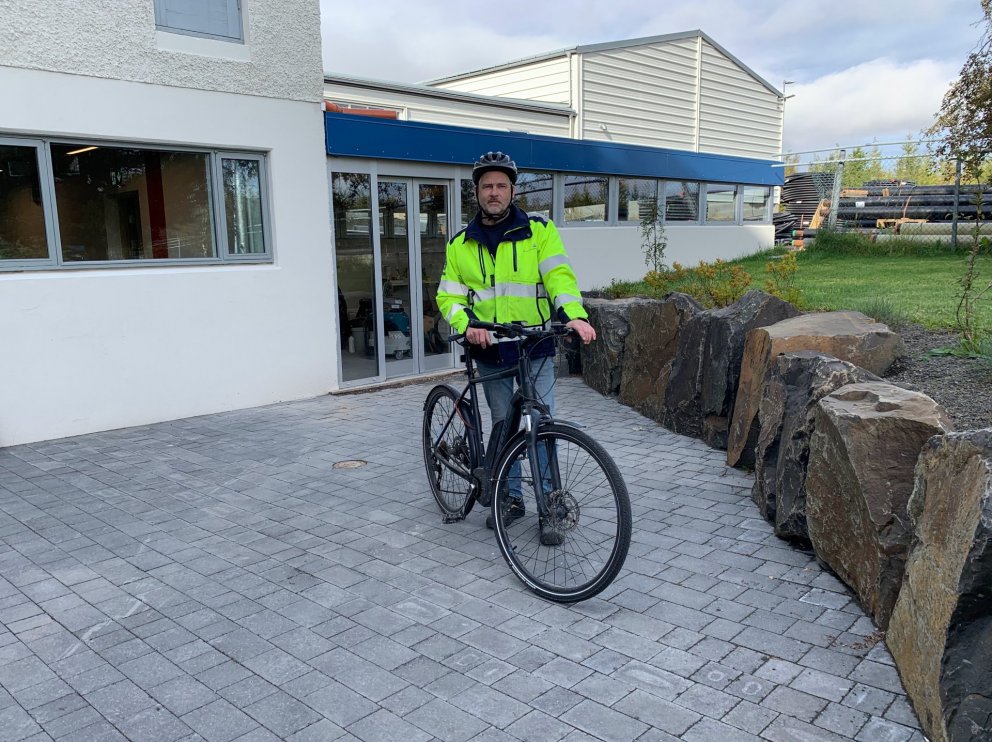 Jón Hermann Hermannsson fyrir utan hjólageymsluna sem verið er að leggja lokahönd á.