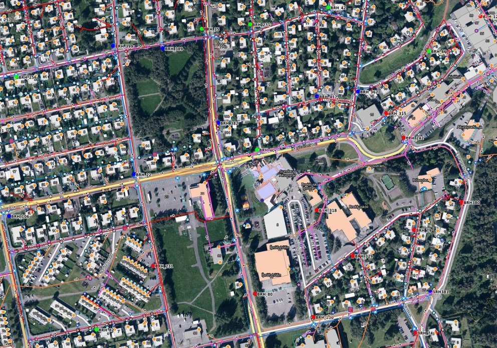 Veitulagnir raf-, hita-, vatns- og fráveitu eru grafnar í jörðu og sjást ekki á yfirborði. Um er að …