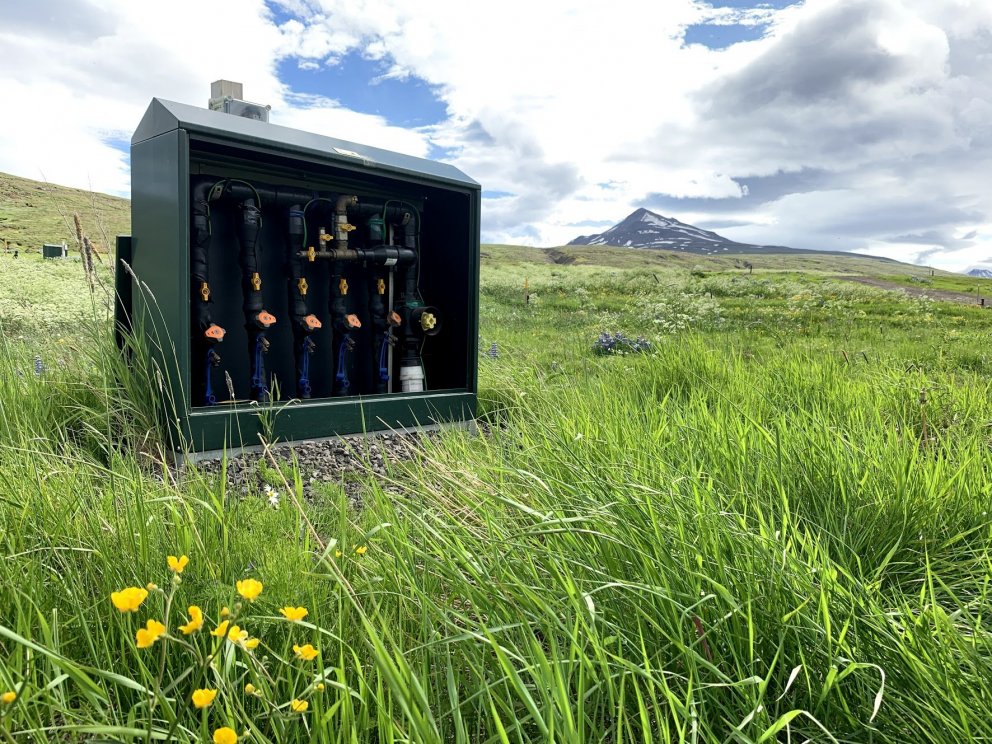 Einn af tíu metanskápum á Glerárdal. Eins og sjá má eru fimm holur tengdar í skápinn. (Mynd: Gunnur …
