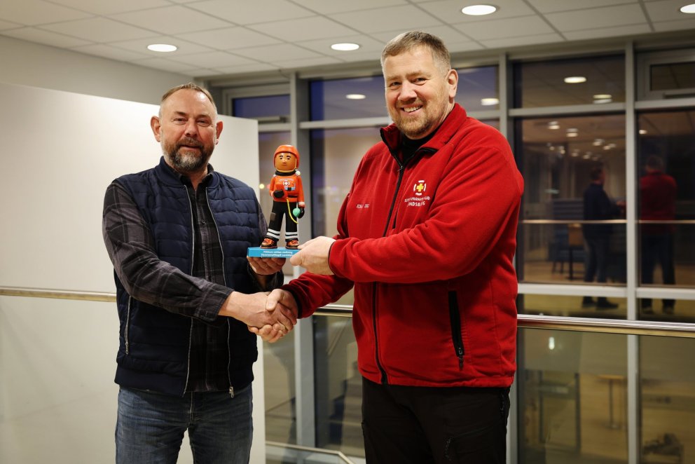 Eyþór Björnsson, forstjóri Norðurorku, tekur við stóra Neyðarkallinum úr höndum Einars Inga Hermanss…