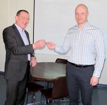 Ágúst Torfi (t.h.) afhendir Helga lyklavöldin