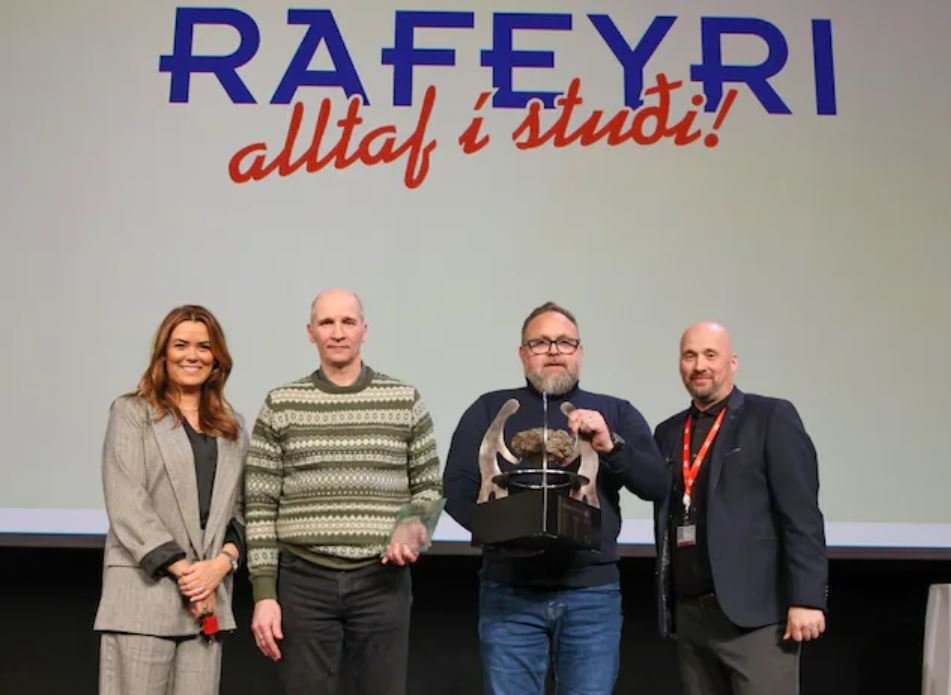 Guðný Helga Herbertsdóttir forstjóri VÍS, Hannes Garðarsson skrifstofu-, öryggis- og gæðastjóri hjá …