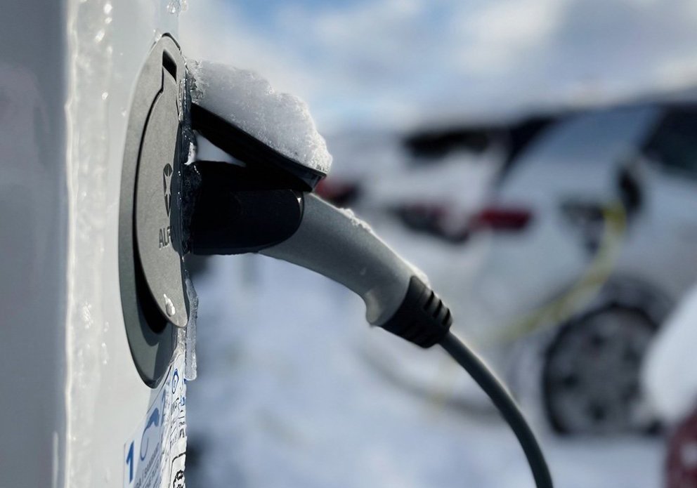 Mynd af rafbíl í hleðslu.