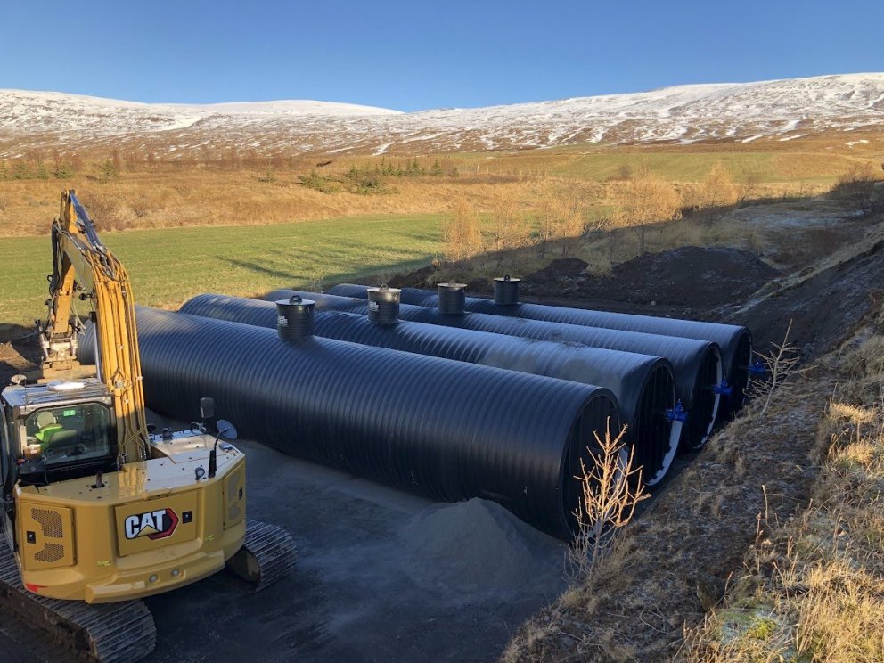 Búið að koma fjórum af sex nýjum vatnstönkum fyrir við Sunnuhlíð á Svalbarðsströnd. (Mynd: Hörður Ha…