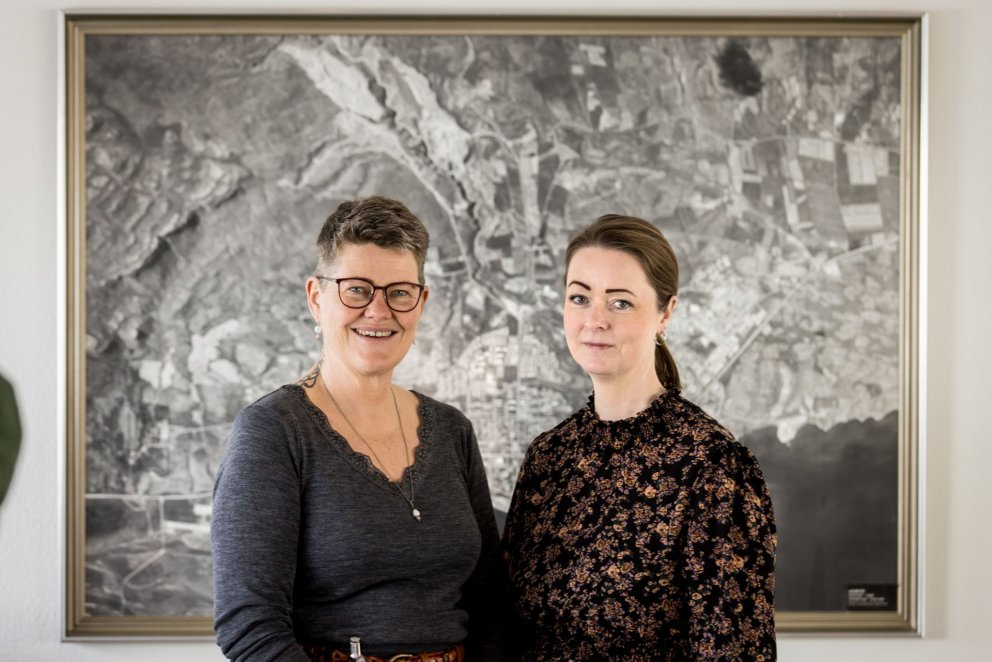 Anna María Sigurðardóttir og Guðlaug Erla Ágústsdóttir á teiknistofu Norðurorku.