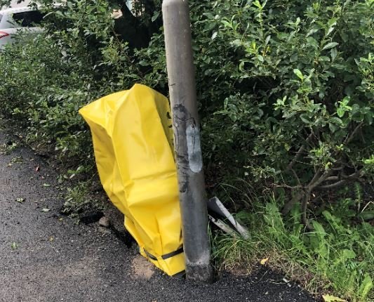 Keyrt á götuskáp og ljósastaur í gærkvöldi