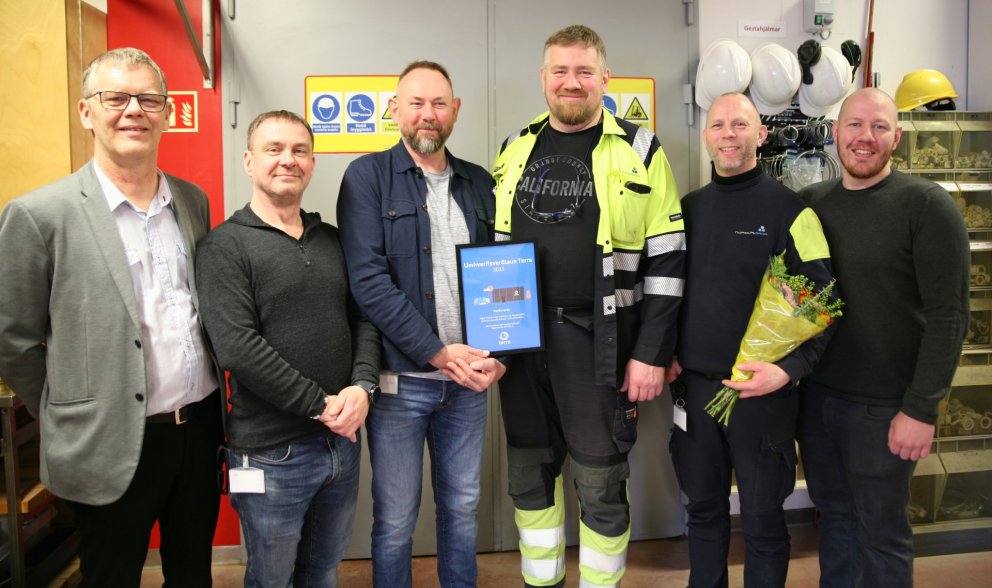 Frá vinstri: Helgi Pálsson, rekstrarstjóri Terra á Norðurlandi, Jóhann I. Kristjánsson starfsmaður á…