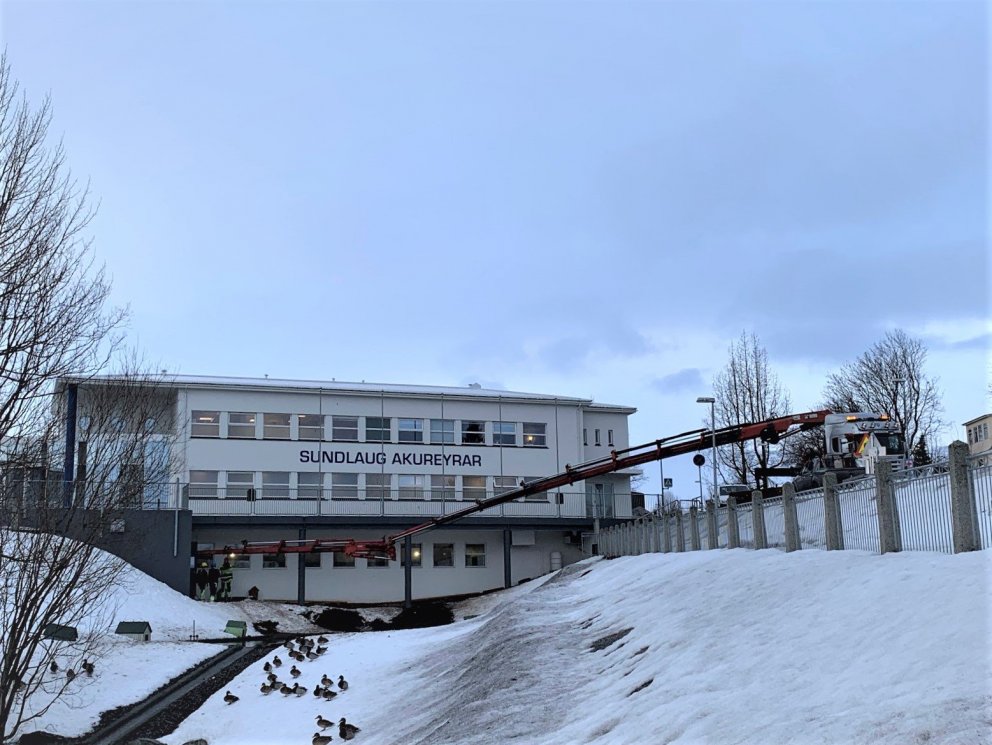 Háspennuskápur hífður inní dreifistöð - krefjandi aðstæður