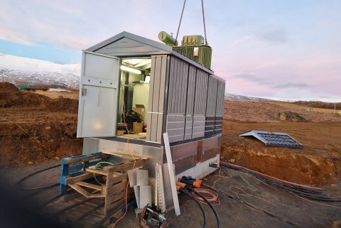 Verið að hífa spenni inn í nýja dreifistöð 108 (Mynd: Sigurður Hjaltason)