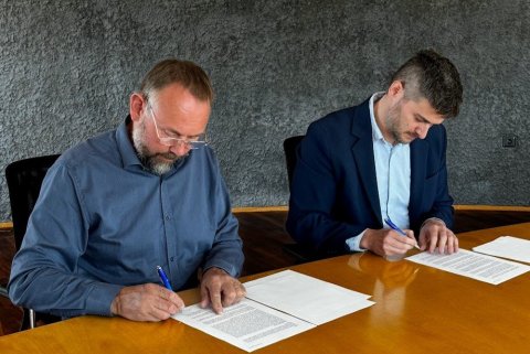 Eyþór Björnsson forstjóri Norðurorku hf. og Norbert Kardos rekstrarstjóri hjá TDK undirrita samningi…