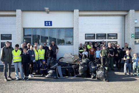 Margar hendur vinna létt verk! Hópmyndataka að loknu velheppnuðu hreinsunarátaki.