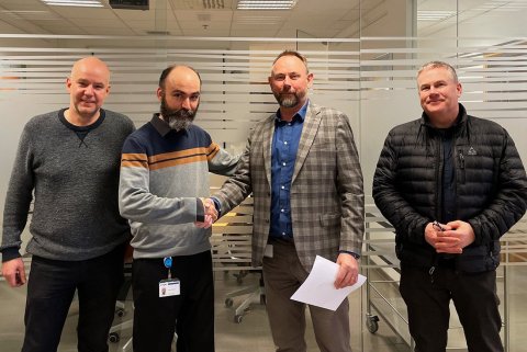 Á myndinni eru: Gunnar Gunnarsson, viðhaldsstjóri TDK, Florian Delpoux, rekstrarstjóri TDK, Eyþór Bj…