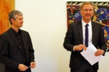 Andri og Eiríkur skrifa undir