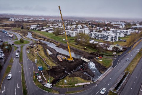 Lagning Hjalteyrarlagnar undir botn Glerár. Áin var stífluð og leidd í gegnum þrjú stór rör. Sökkum …