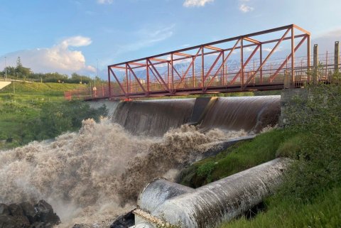Göngubrú og yfirfall við Glerárvirkjun I að kvöldi 30. júní 2021. (Mynd: Ólafur Rúnar Ólafsson)