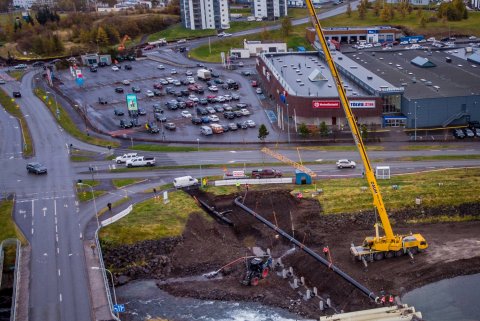 Árið 2018 var Hjalteyrarlögnin lögð innanbæjar, þ.á.m. undir Glerá. (Mynd: Auðunn Níelsson)