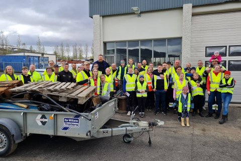Flottur hópur sjálfboðaliða að loknu góðu verki.