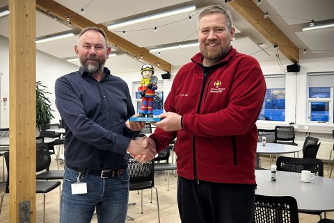 Einar Ingi Hermannsson, starfsmaður Norðurorku og björgunarsveitarmaður, afhendir Eyþóri Björnssyni,…