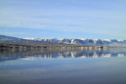 Akureyri í haustbirtu.