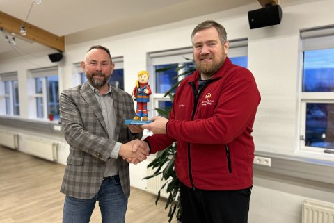 Hér má sjá Einar Inga Hermannsson, starfsmann Norðurorku og björgunarsveitarmann, afhenda Eyþóri Bjö…