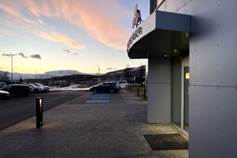 Inngangur Norðurorku við sólarupprás í janúarmánuði.